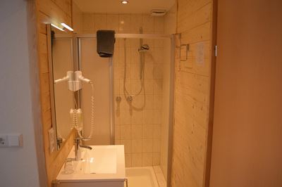 Camera doppia, doccia, WC, balcone