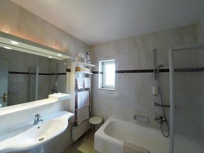 Camera doppia, doccia, WC, vista lago