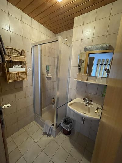 Double room, separate toilet and shower/bathtub, south