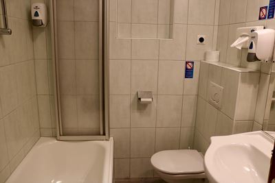 Camera tripla con doccia, WC e balcone