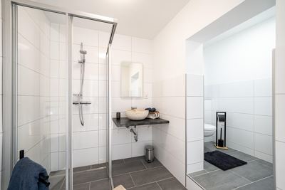 Apartment, shower and bath, toilet, facing the garden