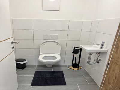 Apartment, shower and bath, toilet, facing the garden