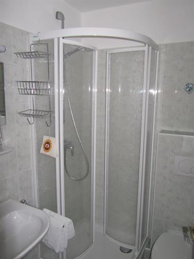 Camera a due letti, doccia o bagno, WC, balcone