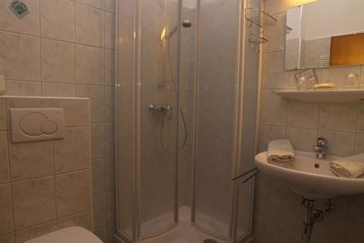 Twin room, shower or bath, toilet, lake view